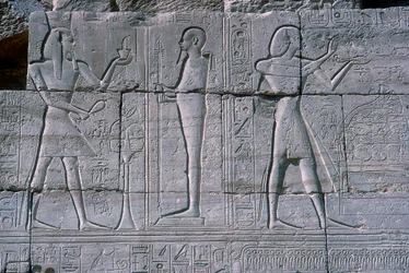 Reliefi Ramses II:sta ennen Ptahia, Ramesseum, Ramses II:n temppeli, Luxor, Egypti, n. 1250 eaa.