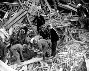 Pelastustyöntekijät vapauttavat miehen pommivaurioituneesta rakennuksesta, toinen maailmansota, 1940