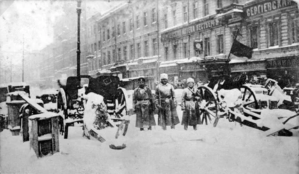 Vallankumoukselliset barrikadit Liteiny Prospektilla, Petrograd, Venäjä, 27. helmikuuta 1917