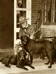 Robert Baden-Powell kotona koirien kanssa, c1929, 1935.