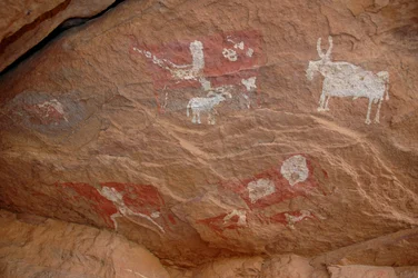 Kalliotaide, esihistoria: Kalliomaalaus karja- ja lampaiden ryhmästä koristeellisessa suojissa Uweinatin vuoristossa, Sudanissa (Karkur-Talh tai Karkur Talh). Ajanjakso 8000-3000 vuotta eaa. Valokuvaus
