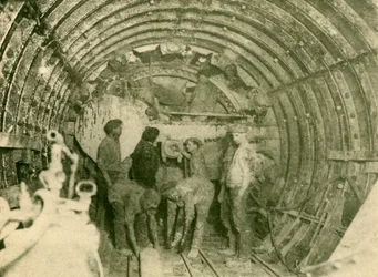 Pyörivä leikkuri työssä kaupungin ja Etelä-Lontoon rautatien laajennetussa putkessa, n. 1930.
