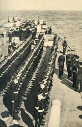 Kuninkaalliset merijalkaväet asettuivat paraatiin laivalla, toinen maailmansota, c1939-c1943 1944.