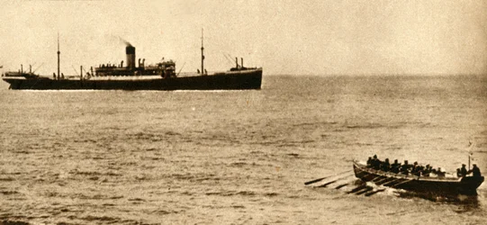 Kuninkaallisen laivaston leikkuri tutkii laivan papereita, ensimmäinen maailmansota, 1914-1918, 1933.