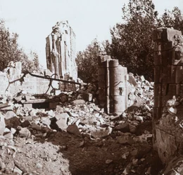 Raunioitu linna, Pinon, Pohjois-Ranska, c1914-c1918