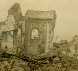 Rauniokirkko, Commbles, Pohjois-Ranska, c1914-c1918