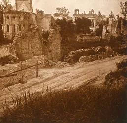 Raunioitu kirkko ja linna, Ranska, c1914-c1918