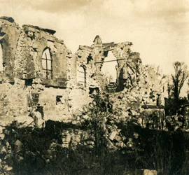 Raunioitu kirkko Dreslincourtissa, Pohjois-Ranskassa, c1914-c1918