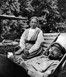 Venäläinen bolševikkijohtaja Vladimir Lenin ja Nadežda Krupskaja, Gorki, Neuvostoliitto, 1922