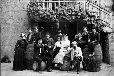 Venäläinen kirjailija Alexander Kuprin vaimonsa kanssa Jaltassa, Krimillä, 1900-luvun alussa