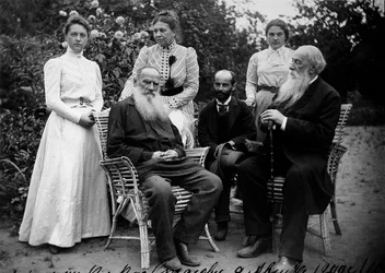 Venäläinen kirjailija Leo Tolstoi vierailijoiden kanssa, Jasnaja Poljana, Venäjä, 1800-luvun loppu tai 1900-luvun alku