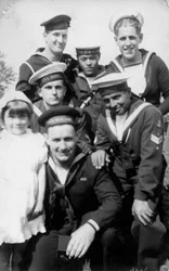 Merimiehiä kuudesta eri maasta kruunajaisten laivastokatselmuksessa, Southsea, Hampshire, 1937