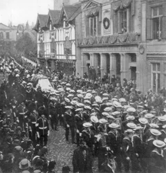 Merimiehet vetämässä asevaunuja, joissa oli kuningatar Victorian arkku, Windsor, Berkshire, 1901