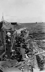 Merimiehet nukkumassa brittiläisen taistelulaivan HMS Malayan yläkannella, c1940-c1941