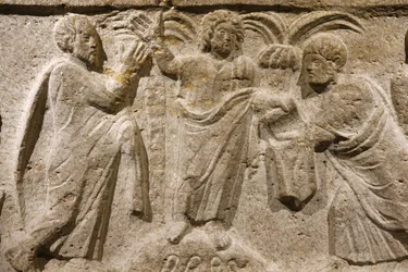 Saint Victorin luostari, Marseille. Sarkofagin yksityiskohta: Jeesus Pietarin ja Paavalin ympäröimänä. Ranska