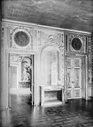 Salonki, ovi auki ruokasaliin - H¶tel Lauzun, 1903