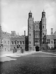 Koulupiha ja Luptons Tower, 1926