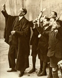 Koulupojat ja opettaja tarkkailemassa auringonpimennystä, Iso-Britannia, 1921, 1935.