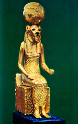 Muinaisen egyptiläisen jumalattaren Sekhmetin istuva patsas, 1500-1300 eKr.