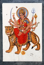 Sherawali ja Jagdamba. Fox Pohjois-Intiassa laulaa hinnalla hänen Jai Mata Dinsa, hän on sama Durga tai Shakti.