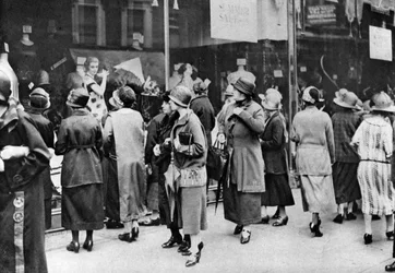 Ostajat Kensington High Streetillä, Lontoossa, 1926-1927