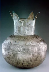 Hopeinen granaattiomenamaljakko, Tutankhamonin haudasta, 1300-luvulta eKr
