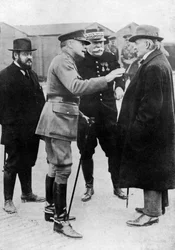 Sir Douglas Haig korostaa kohtaa rintamalla, Ranska, ensimmäinen maailmansota, 1916-1918, c1920