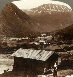 Gausta-vuoren luminen korkeus 6180 jalkaa, hiljaisten kotien yläpuolella Maan Valleyssa, Norjassa, 1905.