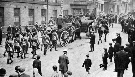 Sotilaat saattoivat hiilikärryjä lakon aikana, Sheffield, 1920