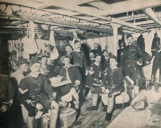 Sotilaat kuljetuskoneen hytissä, c1900.