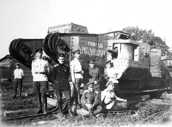 Vapaaehtoisen armeijan sotilaat ennen panssarivaunukenraali Drozdovskia, 1919.