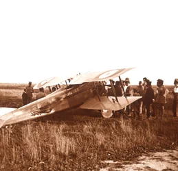 Kaksitasoa ympäröivät sotilaat, Somme, Pohjois-Ranska, c1914-c1918
