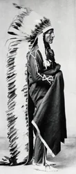 Pysyvä karhu, Dakota Siouxin päällikkö, Pohjois-Amerikan tasangon intiaanit, c1885-c1890