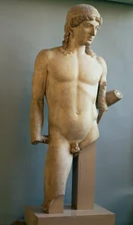 Apollon patsas, kreikkalainen, noin 480-400 eKr. (marmori)