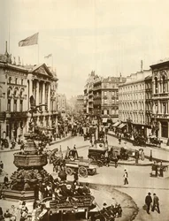 Eroksen patsas Piccadilly Circusissa Lontoossa, 1910, 1935.