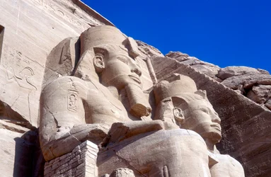 Ramses II:n patsaat päätemppelin edessä, Abu Simbel, Egypti, 1200-luvun alku eKr.
