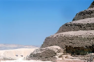 Kuningas Djoser Zozerin askelpyramidi, Saqqara, Egypti, 3. dynastia, 2600 eaa.
