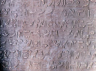 Kiveen veistetyt hieroglyfit Thebasta, muinaisesta Egyptistä