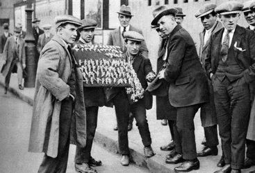 Katukauppias myy jalkapallopalveluita Kings Crossissa, Lontoossa, 1911 1926-1927