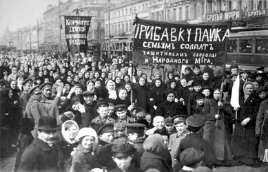 Putilov-työläisten lakko helmikuun vallankumouksen ensimmäisenä päivänä, Pietari, Venäjä, 1917