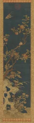 Kuvakudos: linnut, persikkapuu, kiviä ja kukkia sinisellä pohjalla, Qing-dynastia, 1644-1911.