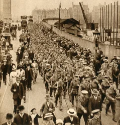 Territoriaalit kesäleiriltä - Terrierit marssivat helposti Westminster Bridgen yli, 1914-1918, 1933.