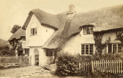 Olkikattoinen mökki, Lustleigh, Devon.
