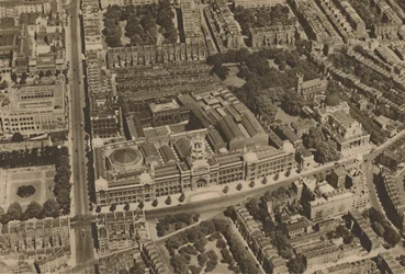Kamera ottaa näkymän South Kensingtoniin matalalla lentävästä lentokoneesta, vuodelta 1935.
