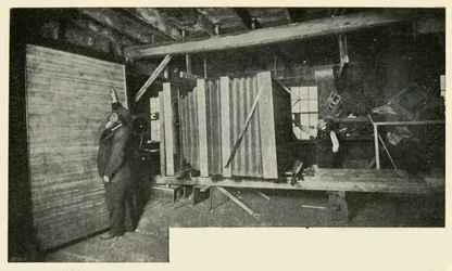 Kamera työpajassa - näyttää lautastelineen koon, 1901.