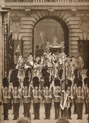 Kruunajaiskulkue luostarikirkolle, 1937