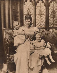 Yorkin herttuatar kahden poikansa, prinssi Edwardin ja Albertin kanssa, 1897 1935