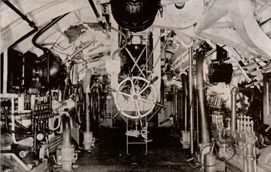 Hollannin sukellusveneen konehuone, c1916
