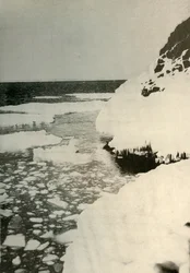 Ensimmäinen laskeutumispaikka, jossa näkyy lahden jään murtuminen ja ajautuminen pohjoiseen, 1908, 1909