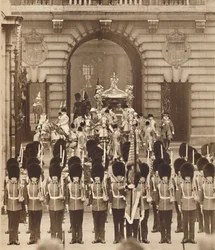 Kuningas ja kuningatar lähtevät palatsista kruunajaisiinsa, 1937